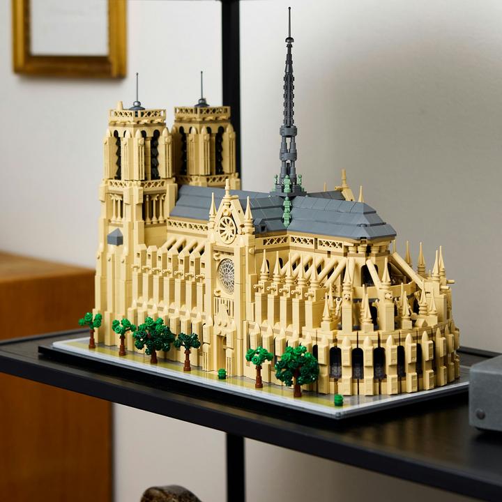 Actual product image LEGO Notre-Dame de Paris (21061, LEGO Architecture)