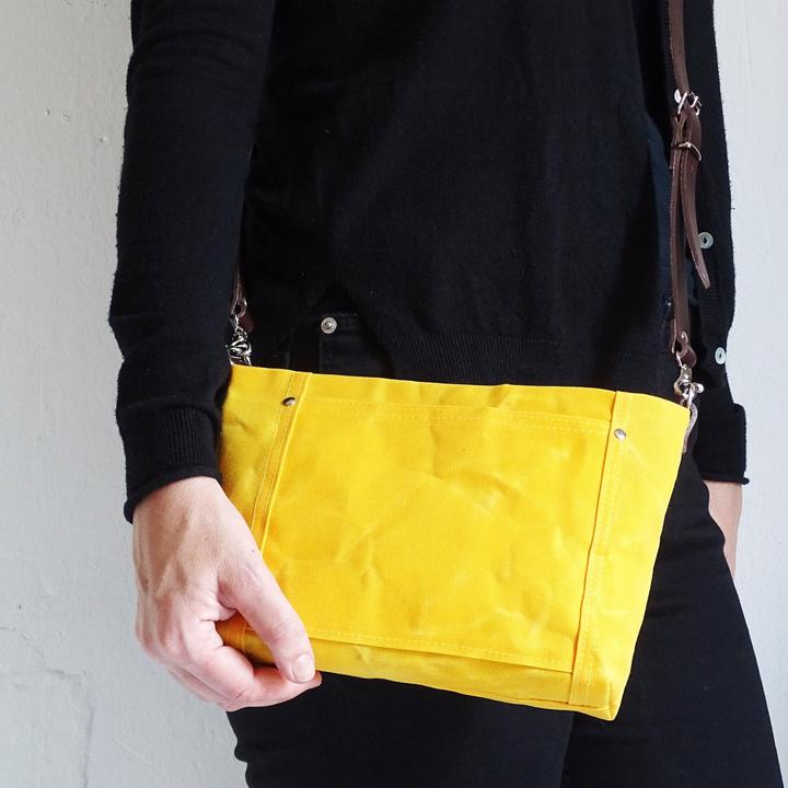 Produktbild Only-Bags.Store Kleine gewachste Canvas-Kreuztasche, Lederriemen, Reissverschlusstasche