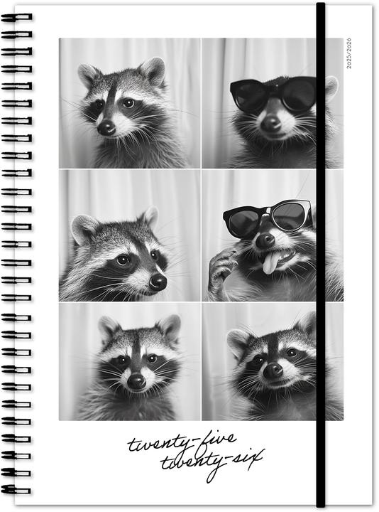 Produktbild Simplex Schüleragenda Emotions 25/26 500216.26 1W/2S 17M Racoon ML 14.8x21cm (14.8 x 21 cm, Rätoromanisch, Deutsch, Französisch, Italienisch)
