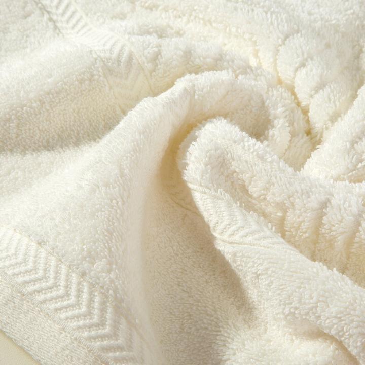 Actual product image Eurofirany REINA LINE cotton towel with zigzag pattern and smooth edge, 500 g/m2, 50 x 90 cm (50 x 90 cm)