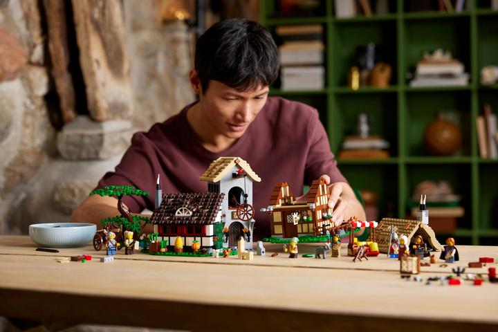 Actual product image LEGO Medieval town square (10332, LEGO Icons, LEGO Rare Sets)