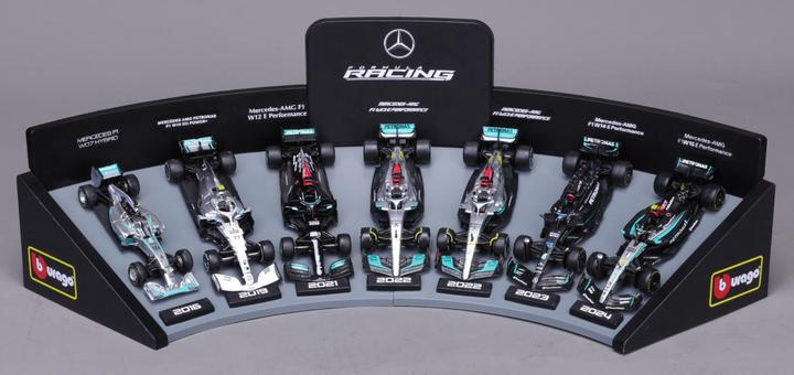 Actual product image Bburago F1 7er-Set Displaykurve Mercedes AMG Petronas 1/43