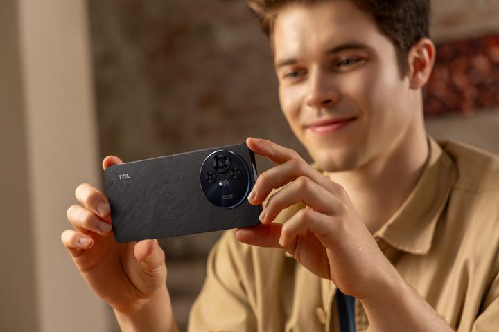 Image du produit TCL 50 Pro NxtPaper (512 Go, Gris lune, 6.80", SIM + eSIM, 108 Mpx, 5G)