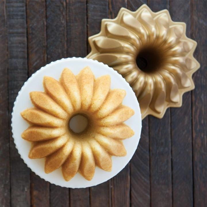 Actual product image Nordic Ware Lotus baking tin (22 cm)