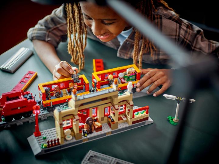 Image du produit LEGO Harry Potter 76423 Le Poudlard Express et la Gare de Pré-au-Lard (76423, LEGO Harry Potter)