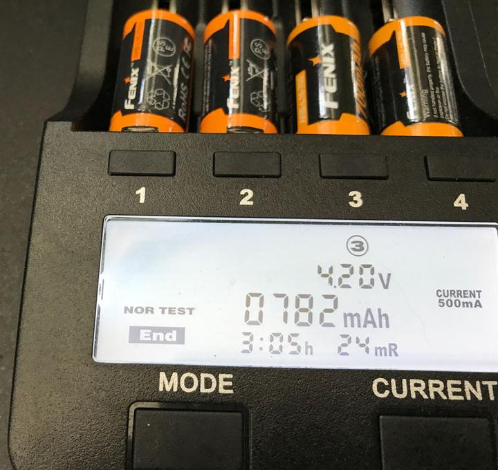 Produktbild Fenix LCD-Schnell-Ladegerät (1 Stk., CR123A, 700 mAh, Ladegerät inkl. Akku)