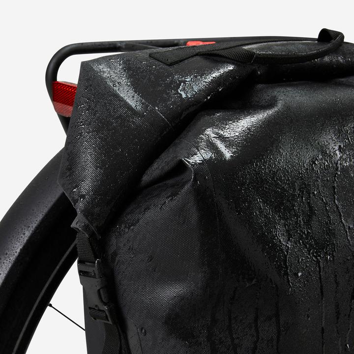 Immagine prodotto Btwin Fahrradtasche 900 wasserdicht 27 Liter schwarz (27 l, Borsa portapacchi)