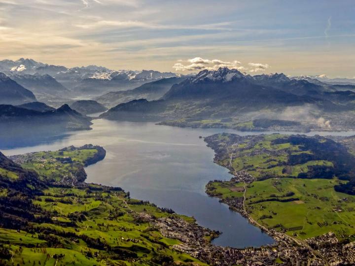 Immagine prodotto Smartbox Le Prealpi lucernesi dall'alto: Impressionante volo in elicottero tra Rigi e Pilatus (2 pers.)