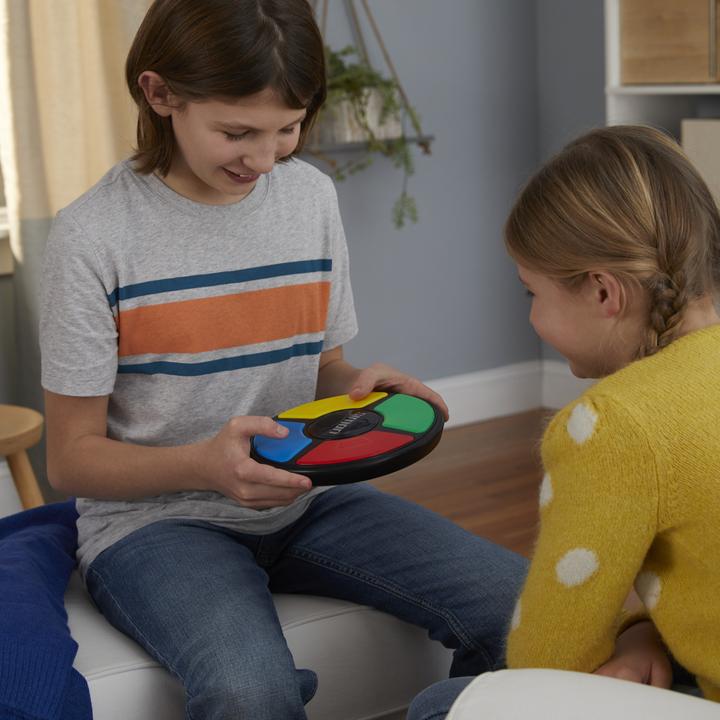 Actual product image Hasbro Gaming Family game Simon (English)