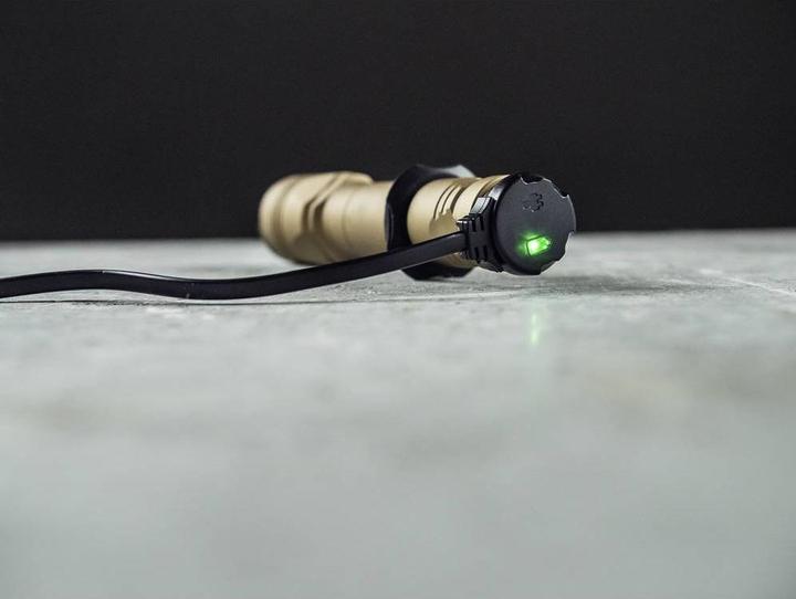 Image du produit ArmyTek Dobermann Pro Magnet USB Sand Warm LED lampe de poche avec dragonne, avec étui akkubetri (15 cm, 1400 lm)
