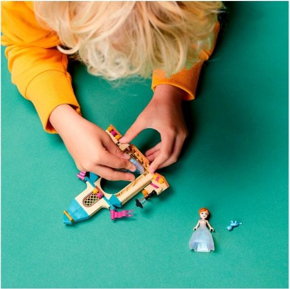 Actual product image LEGO Anna's castle courtyard (43198, LEGO Disney)