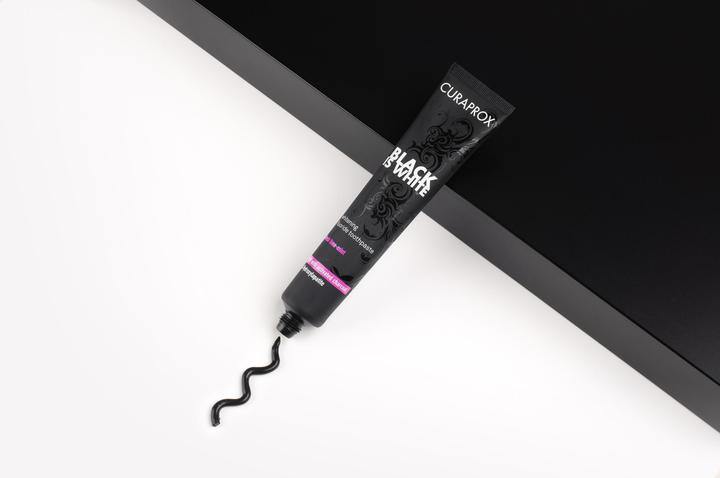 Produktbild Curaprox Black is White mit Aktivkohle (90 ml)