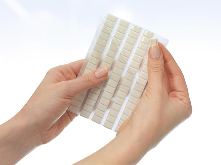 Produktbild tesa TACK Klebeknete, formbare Klebepads, 80 Stück