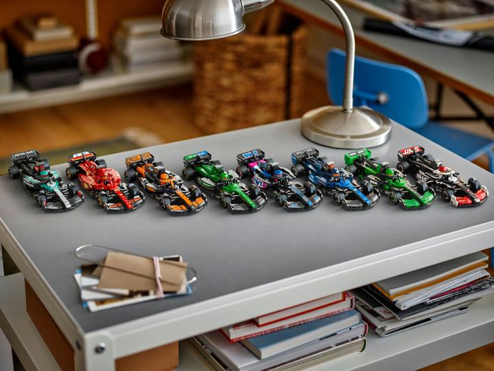 Actual product image LEGO Ferrari SF-24 F1 Rennauto (77242, LEGO Speed Champions)