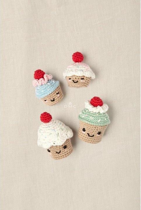 Immagine prodotto DMC Set per uncinetto Cable Amigurumi Very Cherry Cupcakes, motivo