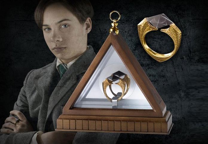 Actual product image Noble Collection Harry Potter replica 1/1 Lord Voldemort's Horcrux ring (gold plated)