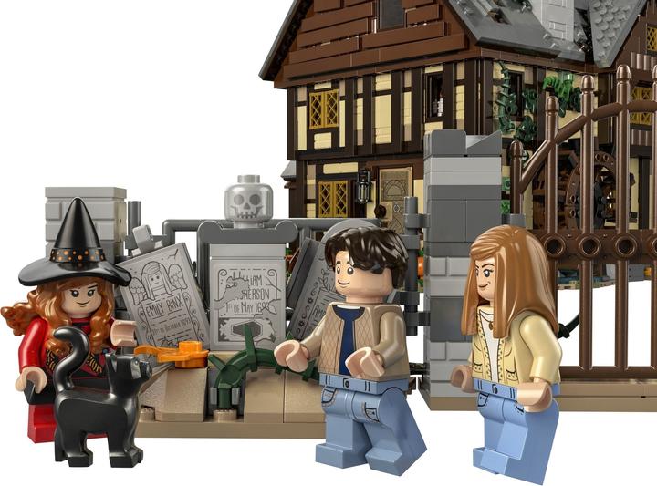 Image du produit LEGO Disney Hocus Pocus: The Sanderson Sisters' Cottage (21341, LEGO Ideas, LEGO difficiles à trouver)