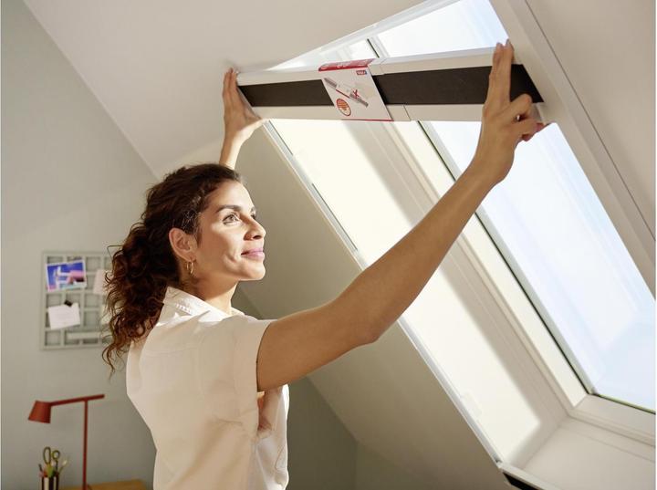 Image du produit tesa Insektenschutz 2-in-1-Plissee - Rollo und Fliegengitter für Dachfenster ohne Bohren
