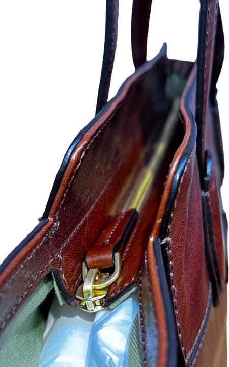 Immagine prodotto The Bridge Shopper vicino al ponte
