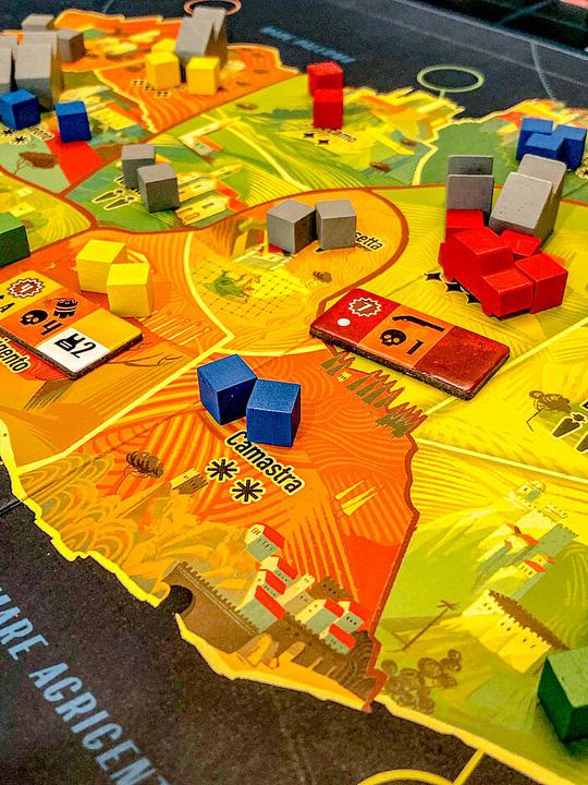 Actual product image Feuerland La Famiglia -The Great Mafia War (English)
