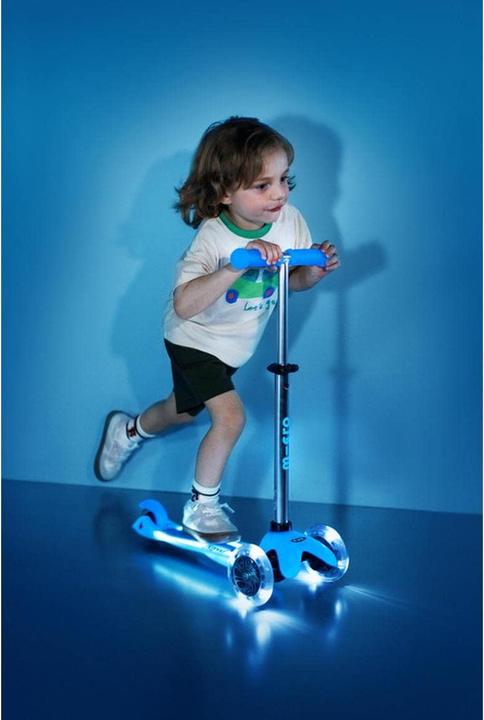 Actual product image Micro Scooter Mini Deluxe Glow Plus LED Blue
