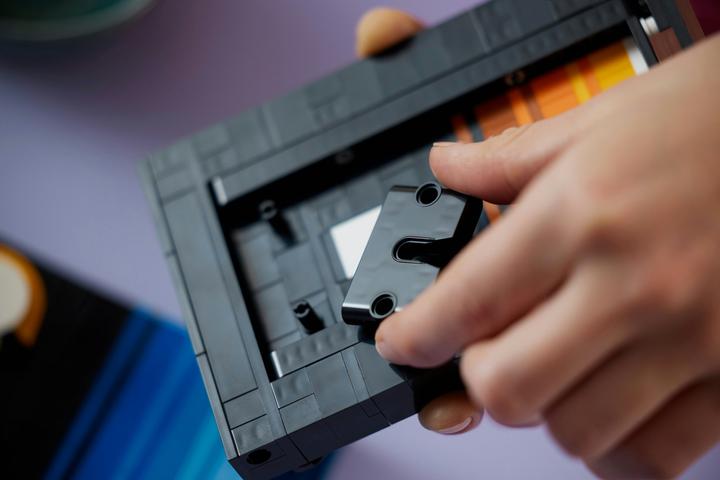 Immagine prodotto LEGO Idee - Storie dall'era spaziale (21340, LEGO Ideas, Set LEGO rari)
