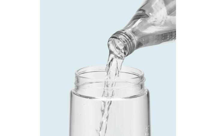 Produktbild WMF Wasserkaraffe 1l Glaskaraffe mit Griff Fruchtspiess Nuro CloseUp-Verschluss (1 l)