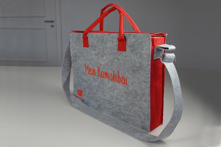 Produktbild Umhängetasche /"Mein Kamishibai/". Modell 2019. Aus grauem Filz, verstärktem Boden, roten Seitenteil
