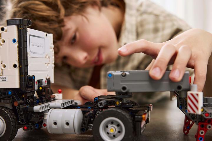 Image du produit LEGO Camion Volvo FMX avec pelle sur chenilles EC230 Electric (42175, LEGO Technic)