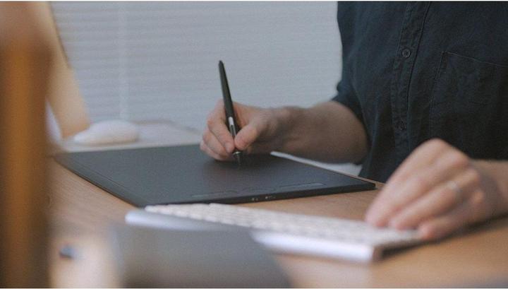 Actual product image Wacom Intuos Pro M, South (5080 lpi)