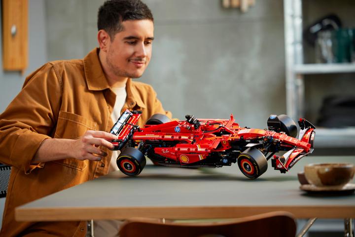 Actual product image LEGO Ferrari SF-24 F1 Rennauto (42207, LEGO Technic)