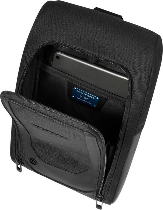 Immagine prodotto Piquadro Umhängetasche aus recyceltem Stoff und Leder