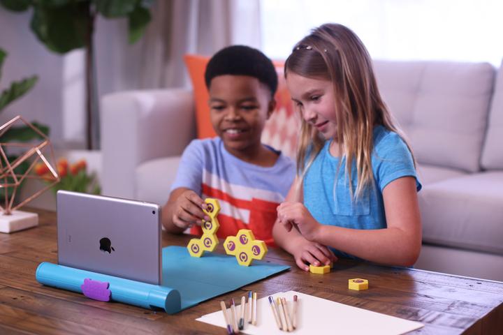 Actual product image PlayShifu Plugo Link Building Blocks Kit (German, French, Japanese, English, Spanish, Portuguese, Russian)