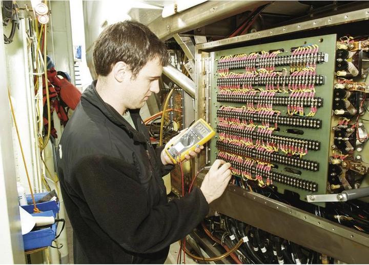 Produktbild Fluke Hand-Multimeter digital 77-4/E (CAT III 1000V, CAT IV 600V)