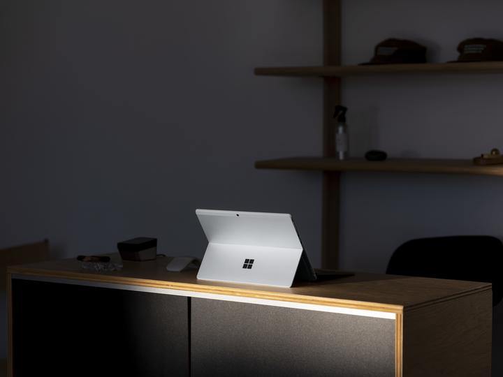 Produktbild Microsoft Surface Pro X (13", Microsoft SQ1, 8 GB, 256 GB)