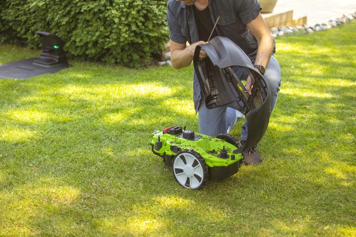 Actual product image Greenworks Robotic lawnmower OptiMow 4 (450 m²)