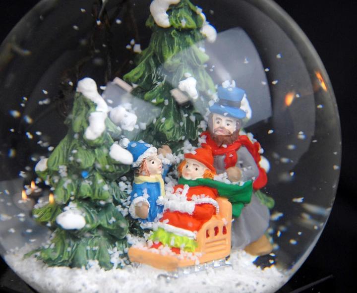 Produktbild Minimum Collection Schneekugel "Familie Winterspaziergang"