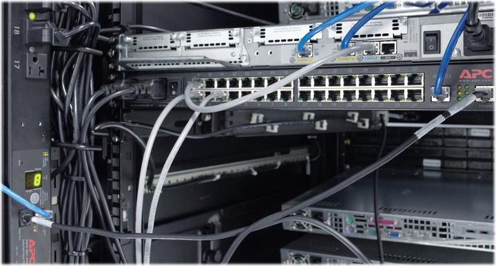 Produktbild APC NetShelter Kabelführungsleiste AR8442