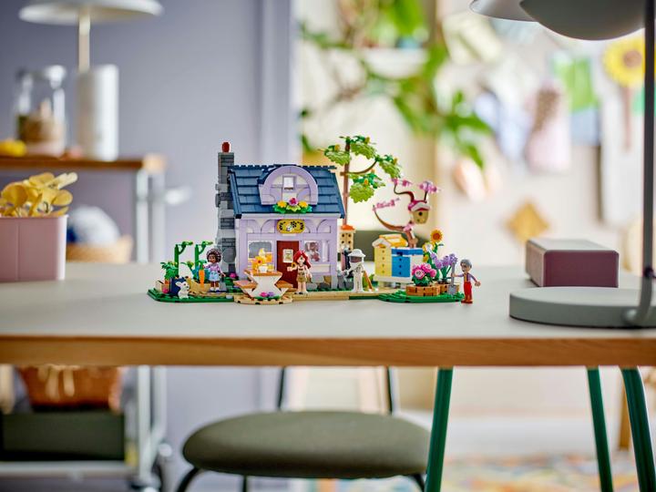 Produktbild LEGO Haus und Blumengarten der Imker (42669, LEGO Friends)