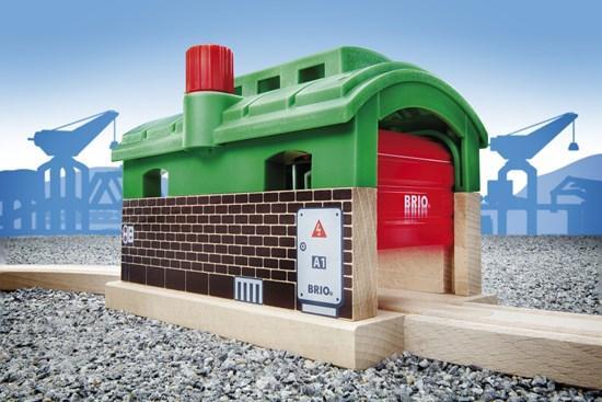Produktbild Brio Lokschuppen mit Rolltor