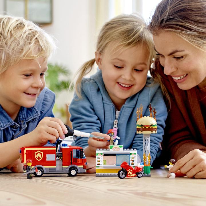 Actual product image LEGO Fire brigade deployment at Burger Restaurant (60214, LEGO City)