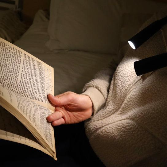 Image du produit Kikkerland Lumière du livre à main levée