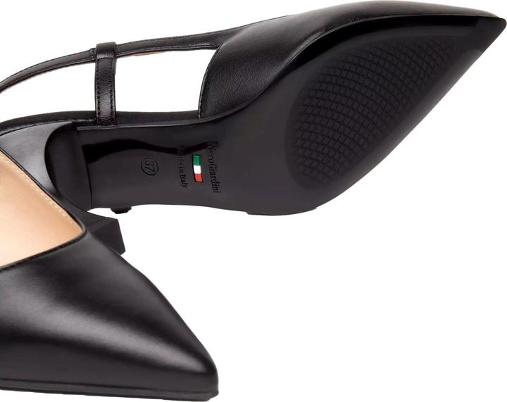 Actual product image Nero Giardini Alek (38)