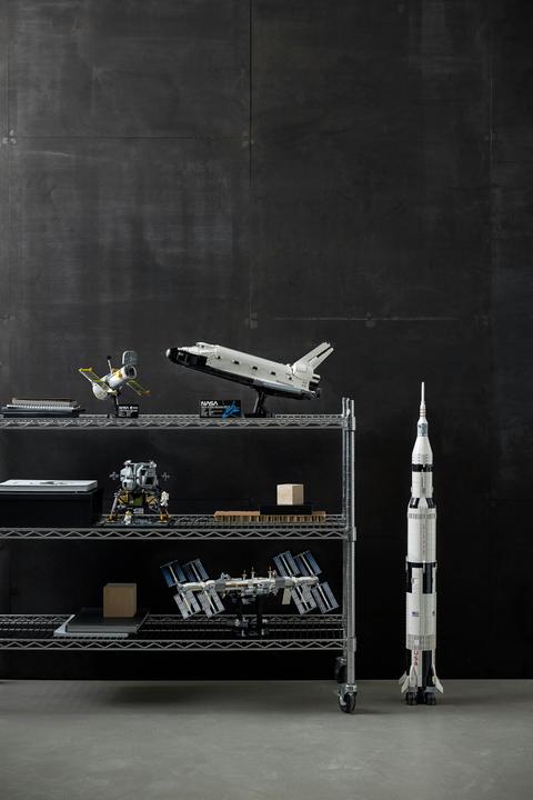 Actual product image LEGO NASA Space Shuttle Discovery (10283, LEGO Rare Sets)