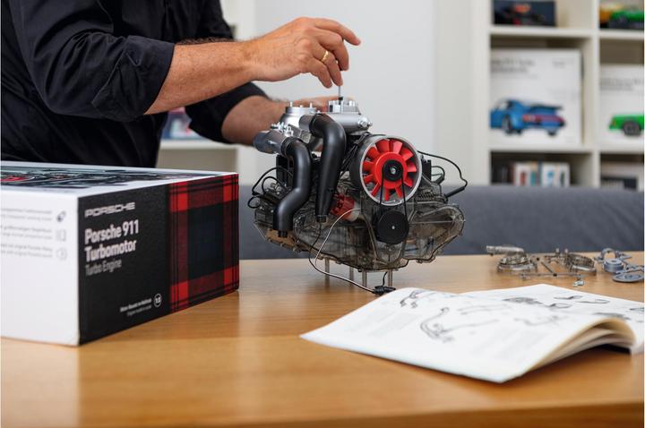 Actual product image Franzis Porsche 911 Turbo engine kit