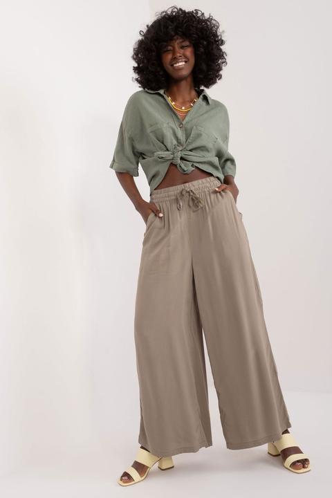 Sublevel Damen Hose model (XXL)