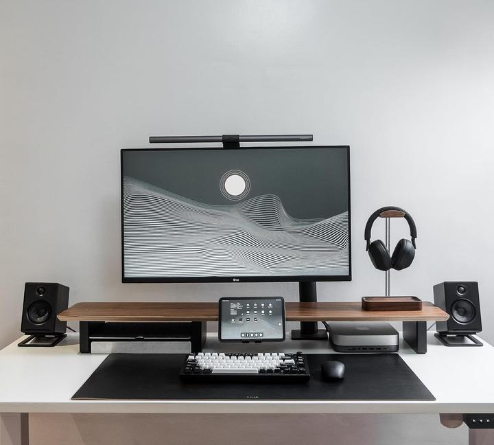 Raico Monitorständer aus Walnussholz