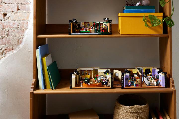 Actual product image LEGO Friends Apartments (10292, LEGO Friends, LEGO Rare Sets)