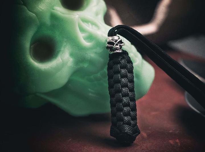 Produktbild Boker Breloczek Böker Bker Plus Schlüsselband mit schwarzem Totenkopf