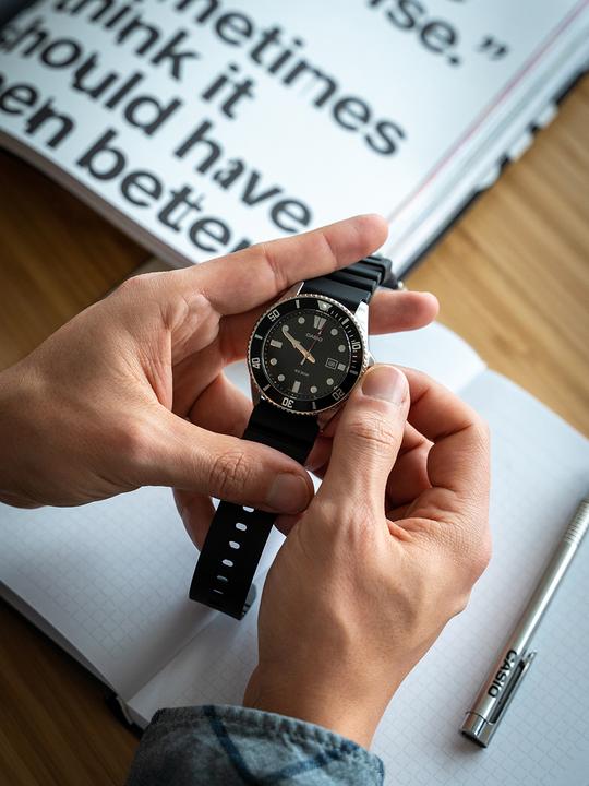 Produktbild Casio Collection (Uhr mit Schmuckstein, 44 mm)